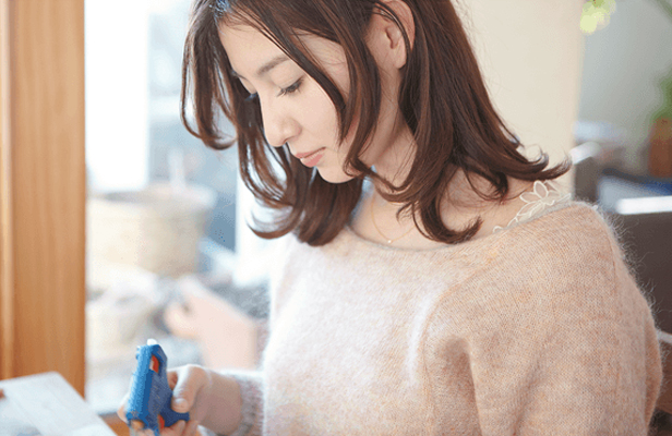 真剣に作業をしている奈々