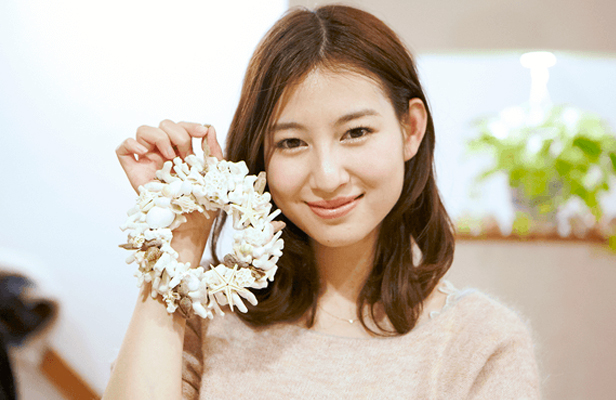 自分が作ったリースを持って写真を撮る奈々