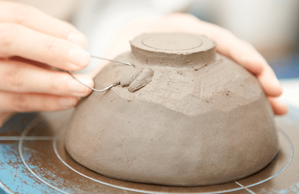 いらない部分の粘土を削る作業