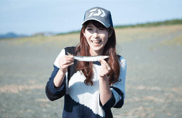 魚を持っているれみの笑顔