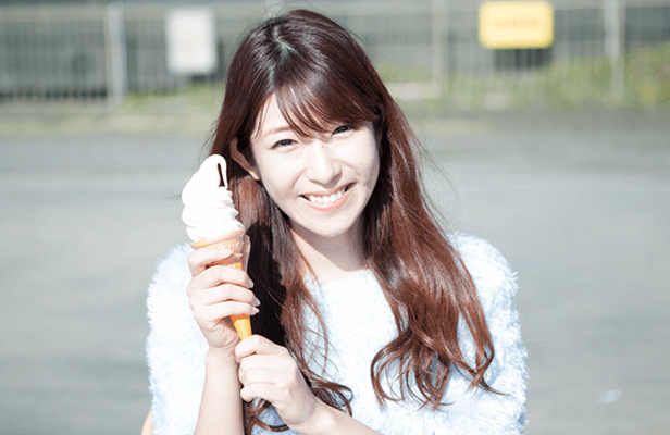 アイスクリームを持っているれみ