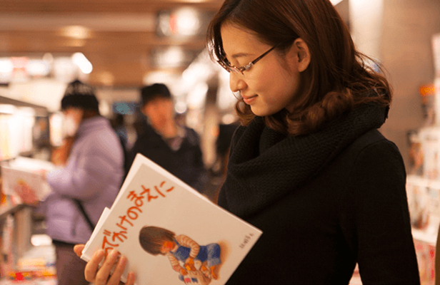 本を読む奈々