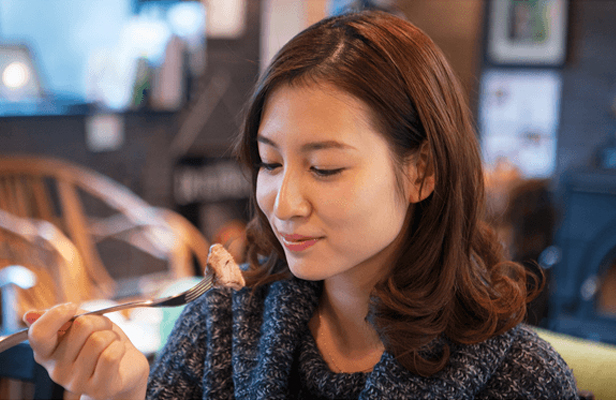 デザートを食べる奈々
