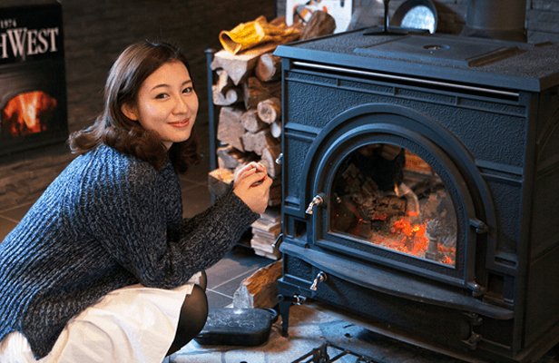 暖炉の前に座っている奈々