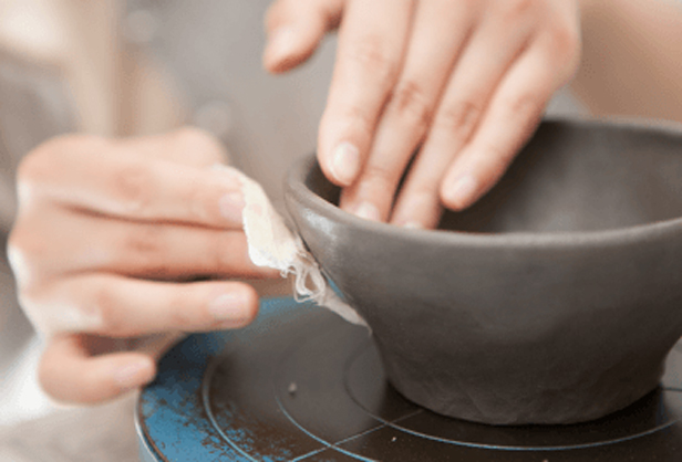 全神経を集中し器を作る