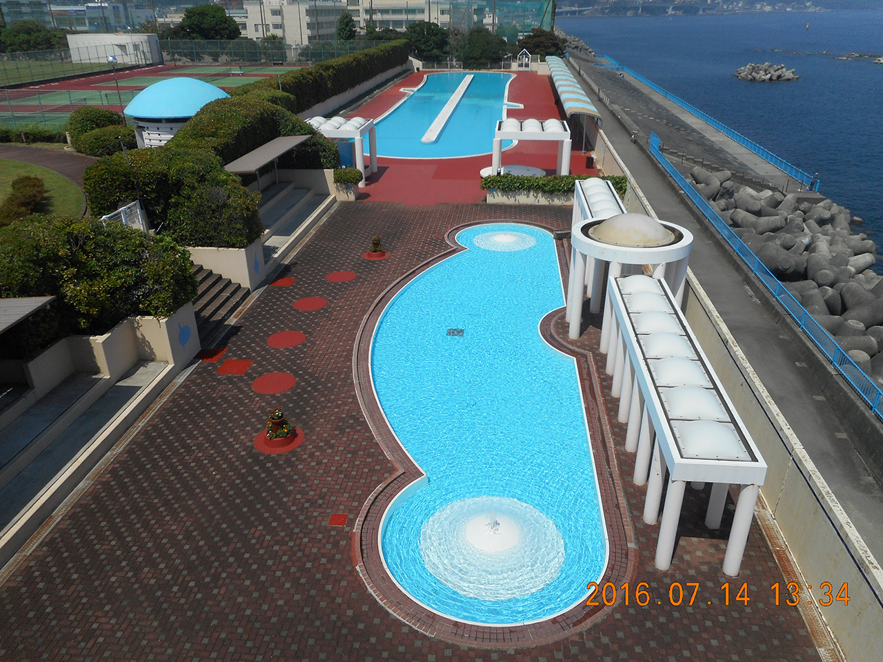 潮風のそばでプールやテニスを楽しむ　湯河原海浜公園プール