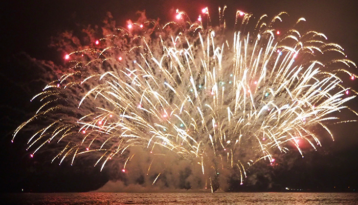 扇のように広がる水中花火