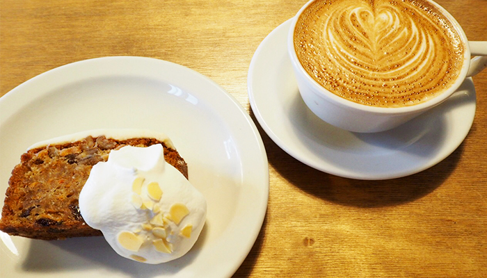 ミルコーヒー&スタンドのキャロットケーキとコーヒー