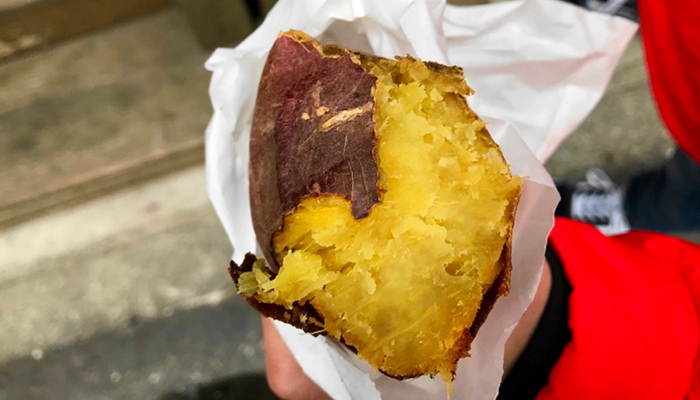 焼き芋をその場で食べる